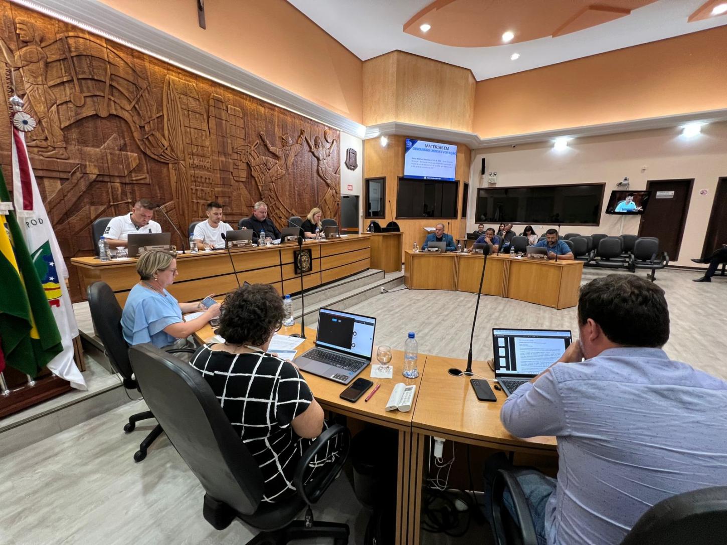 Projetos para Educação e Habitação são aprovados