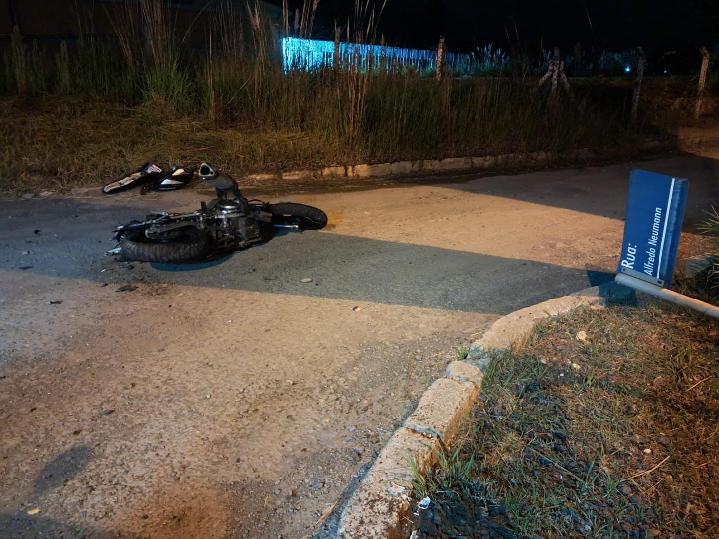 Queda de moto deixa jovem ferido na SC-418 em São Bento do Sul