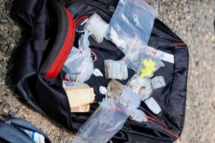 Adolescente é apreendido com drogas próximo a escola durante ação da PM