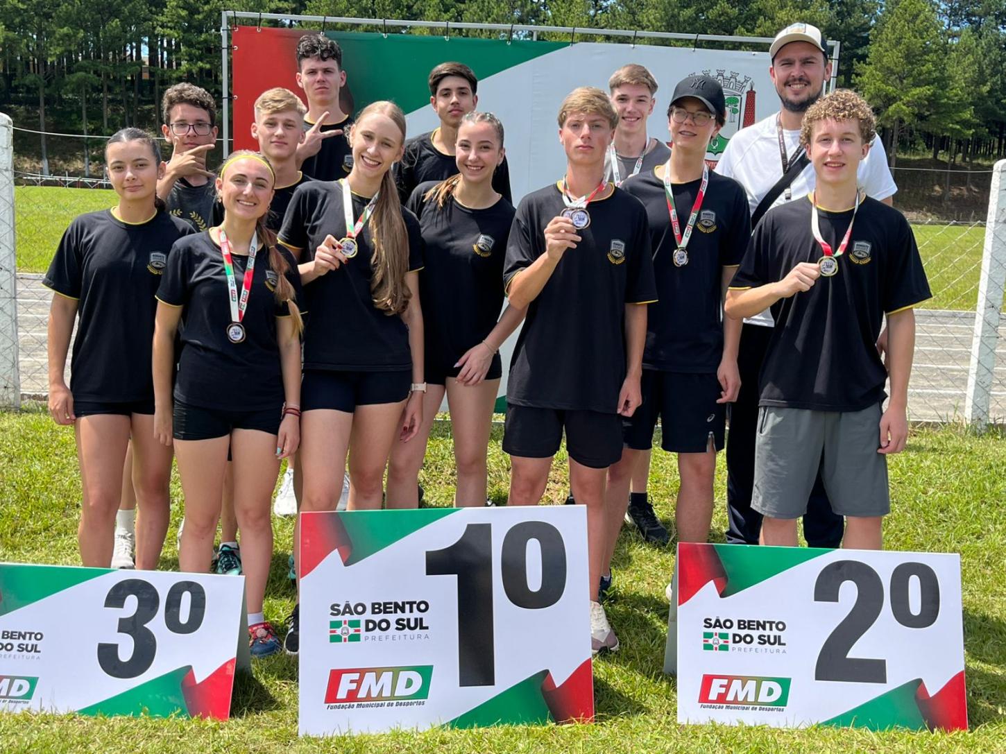 Alunos do Roberto Grant são destaques do Atletismo na fase municipal do JESC