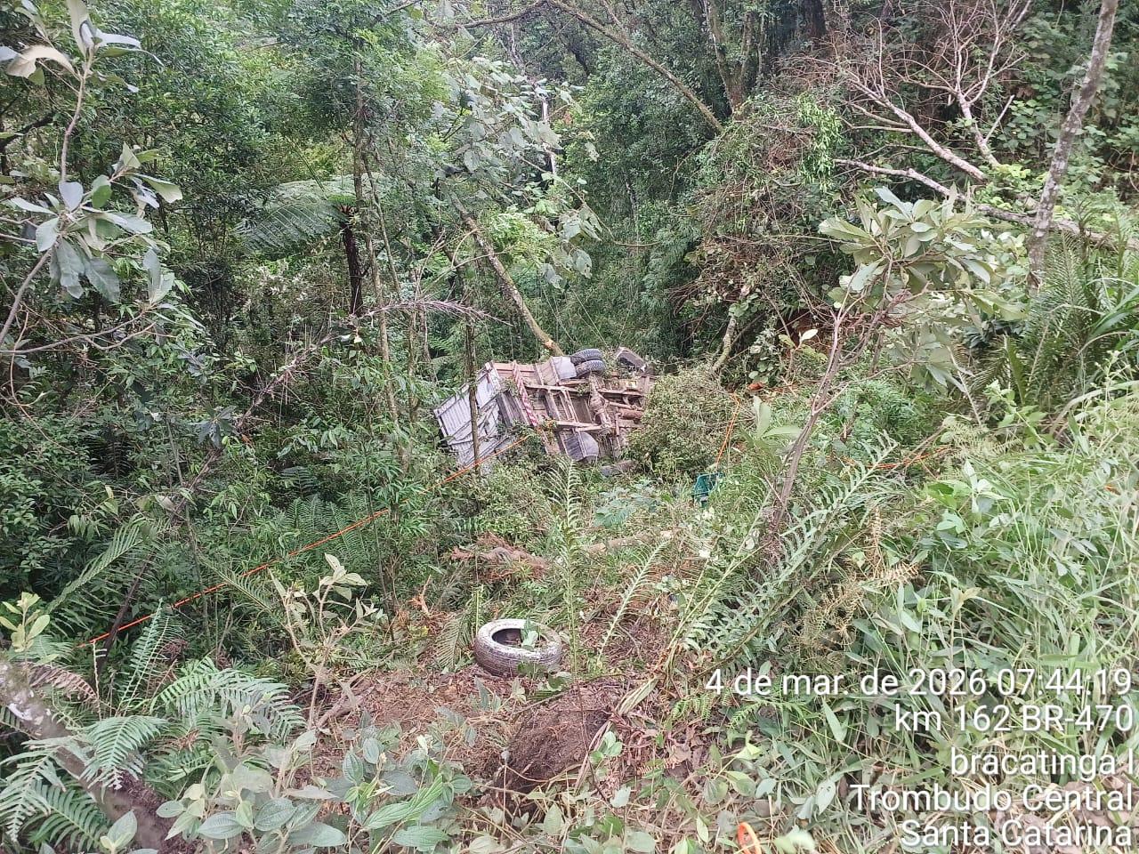 Caminhão cai em ribanceira na BR-470 e motorista fica preso às ferragens