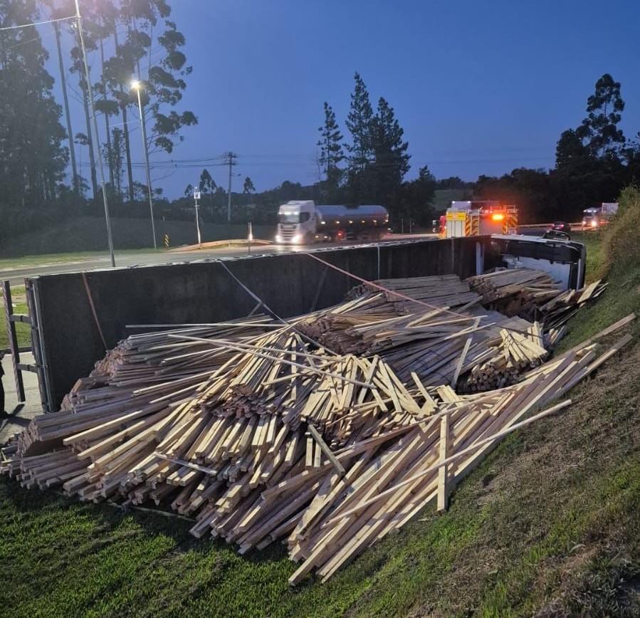 Caminhão tomba na BR-116 em Mafra e deixa dois feridos
