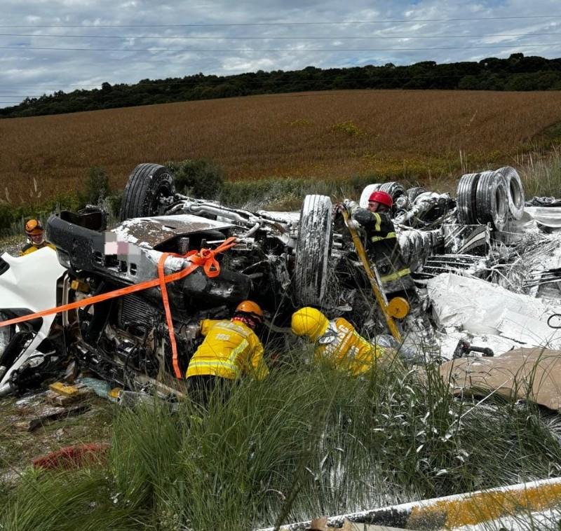 Caminhão tomba na SC-350 e deixa dois feridos em Lebon Régis