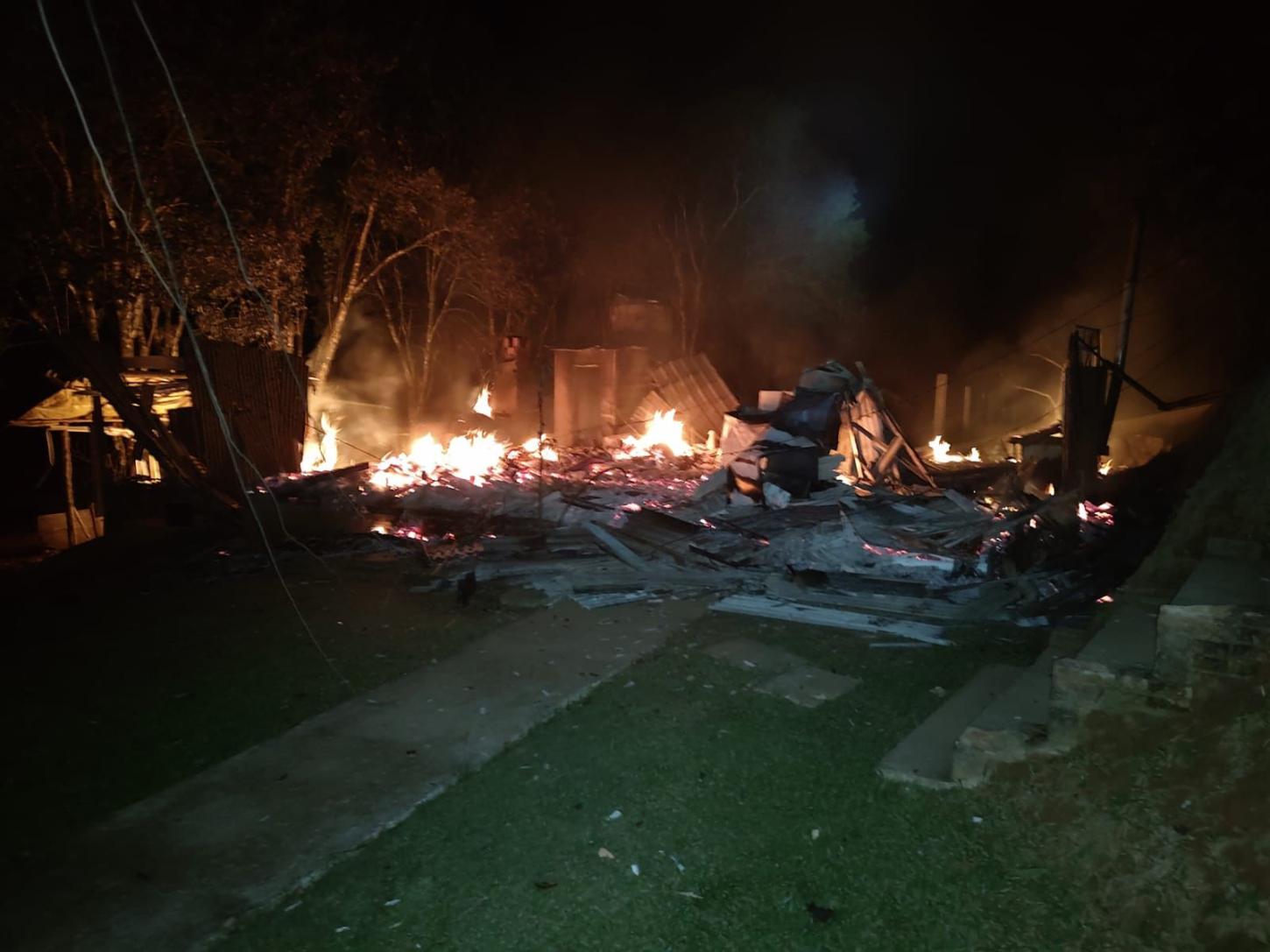 Casa é destruída por incêndio no interior de Campo Alegre