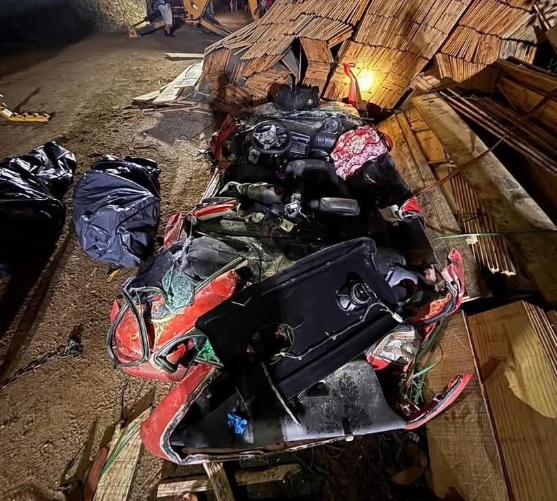 Casal morre após carro ser esmagado por carreta na SC-435