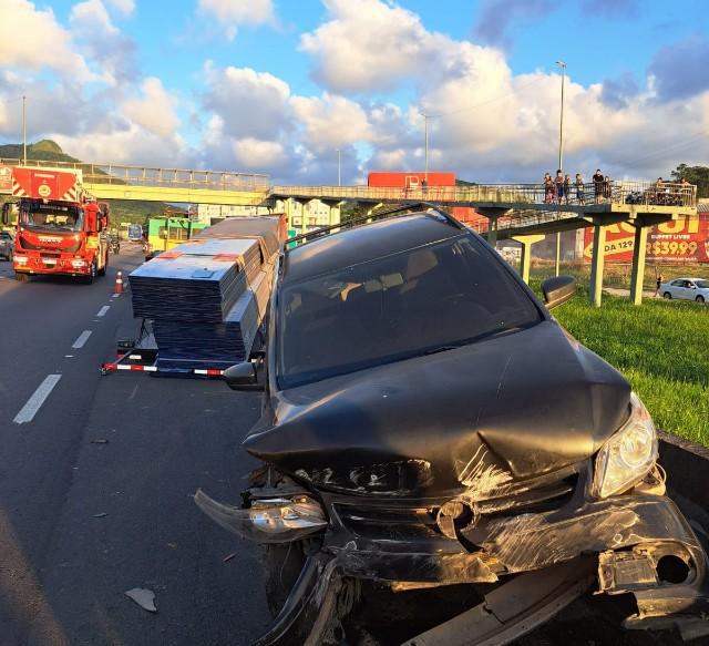 Ciclista morre após ser atingido por carga de veículo em Balneário Camboriú