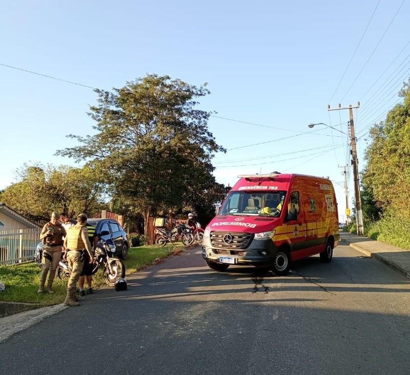 Colisão entre carro e moto deixa motociclista ferido em Rio Negrinho