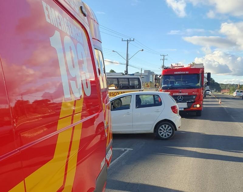 Colisão entre carro e motocicleta deixa jovem ferida na BR-280 em Mafra