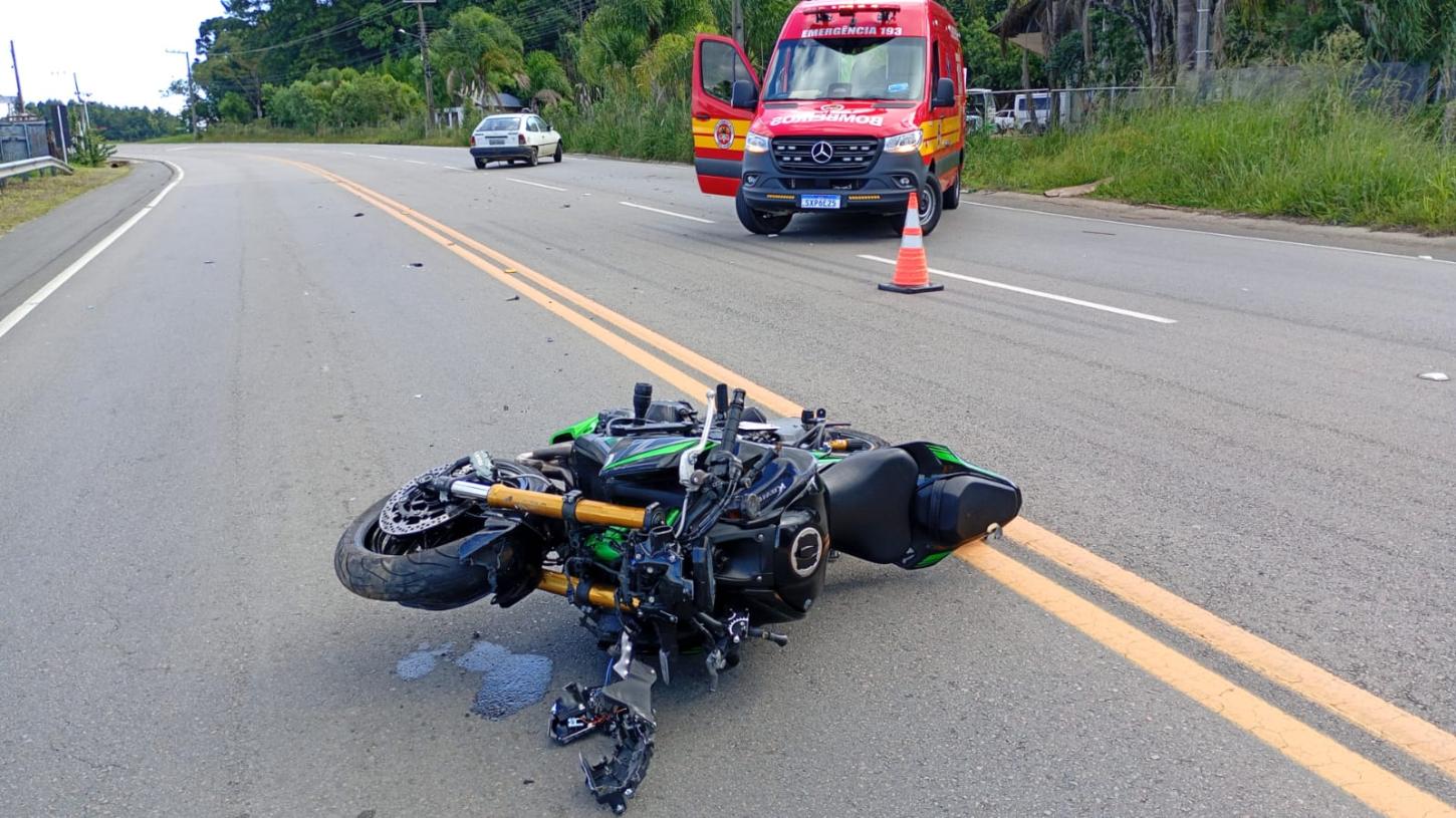 Colisão frontal deixa motociclista ferido na Rodovia dos Móveis, em Campo Alegre