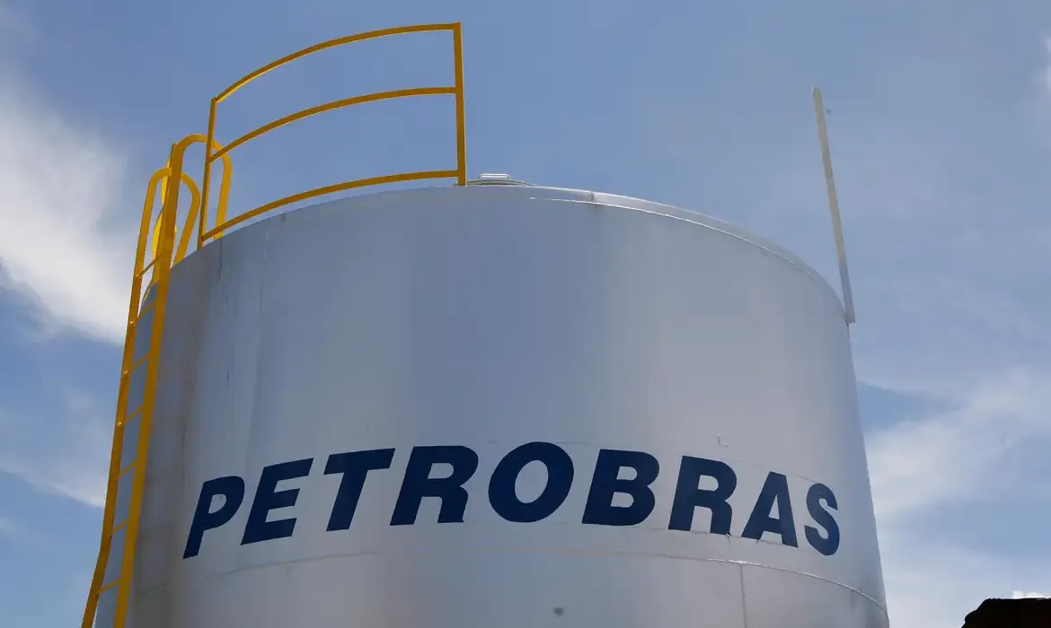 Governo zera o imposto e Petrobras aumenta o preço do Diesel