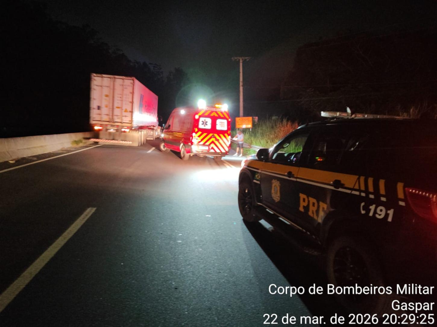 Grave acidente entre moto e bicicleta deixa ciclista em estado crítico na BR-470, em Gaspar