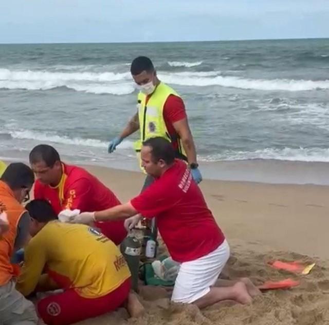 Homem de 31 anos morre após afogamento na Praia do Quilombo, em Penha