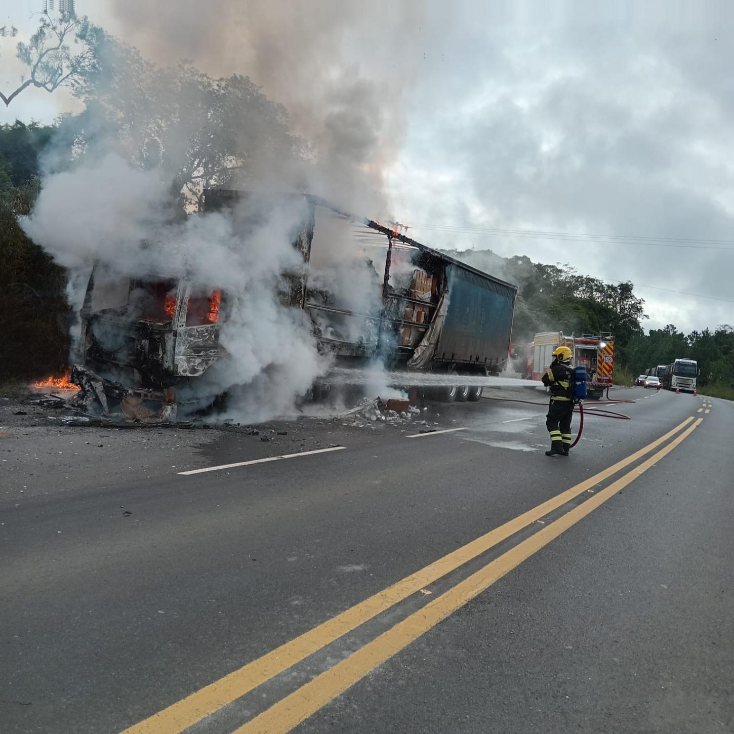 Incêndio atinge carreta na BR-280 em Mafra