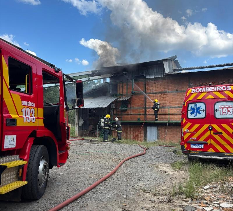 Incêndio atinge ervateira na localidade de Barra Grande, em Três Barras
