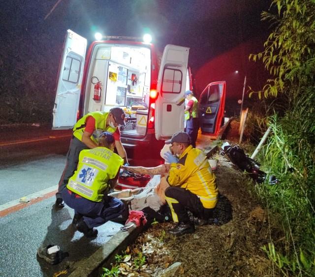 Jovem fica ferido após sair da pista e colidir contra cerca de arrame farpado
