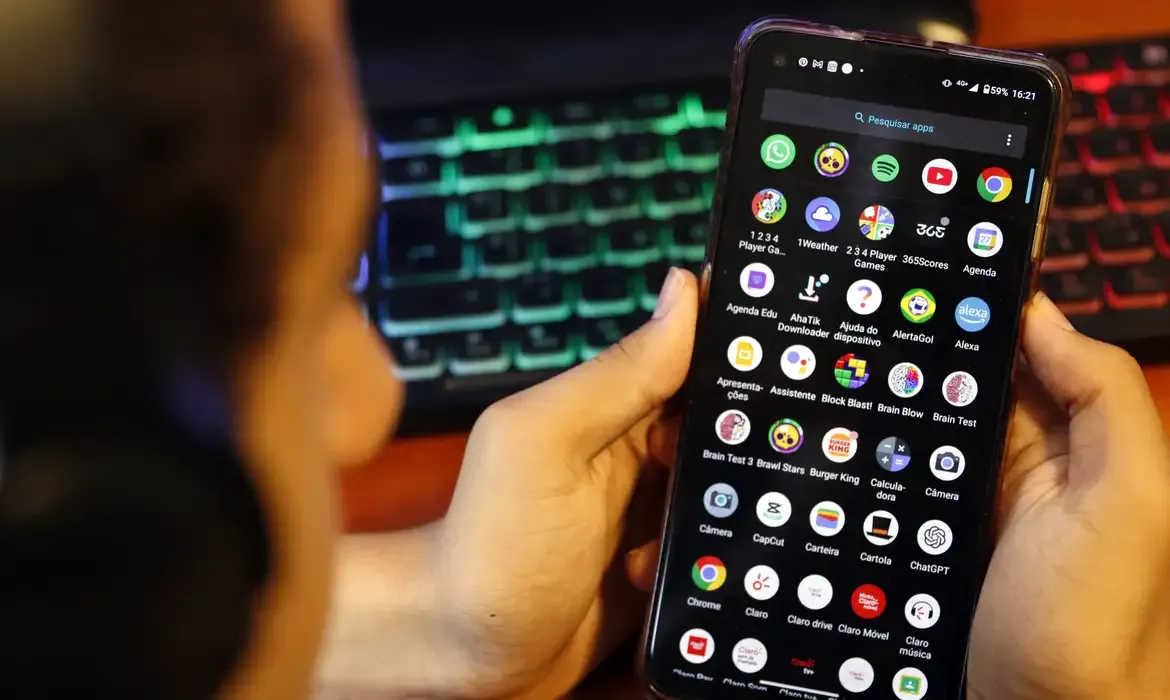 Mafrense cai no “golpe do nudes” e perde R$ 11 mil após ameaças