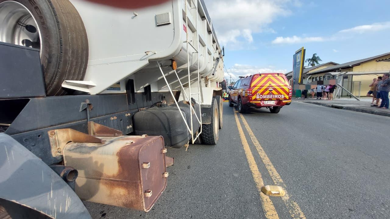 Menino de 9 anos sofre ferimentos grave após atropelamento por caminhão em Gaspar