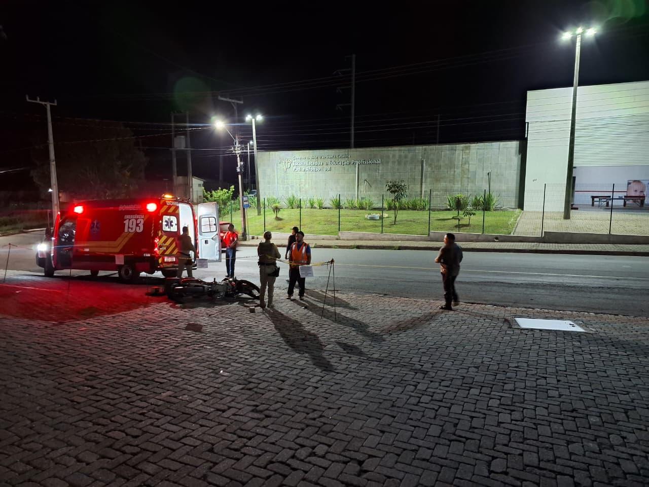 Motociclista fica ferido após colisão com caminhão no bairro Brasília