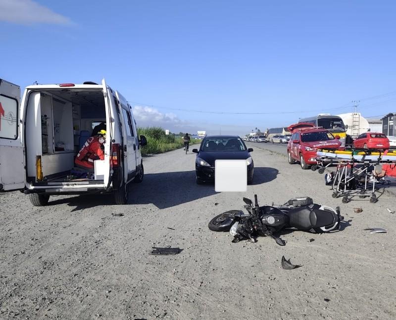 Motociclista fica ferido em acidente na BR-280 em Araquari