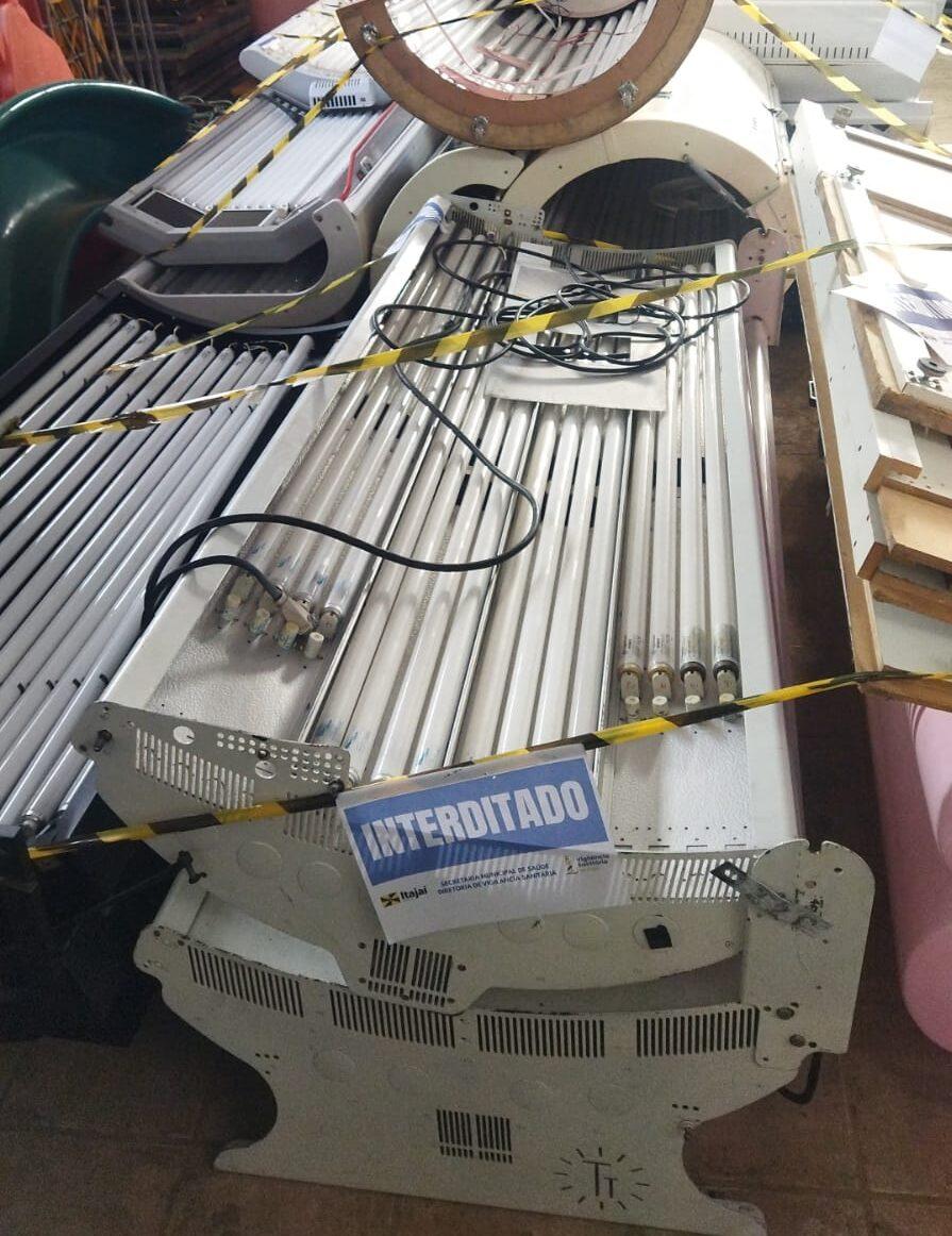 Polícia Civil apreende equipamentos de bronzeamento artificial ilegal em SC