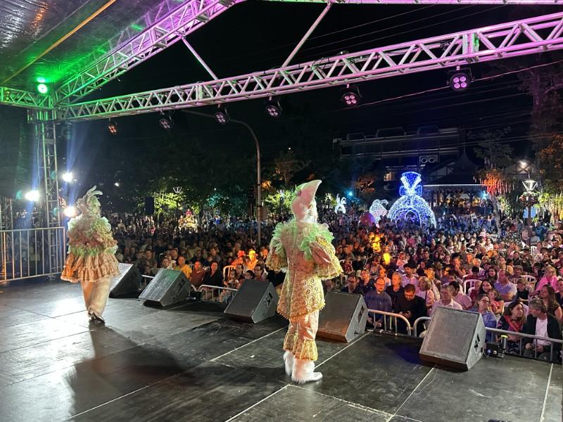 Público lotou a praça para abertura oficial da programação de Páscoa