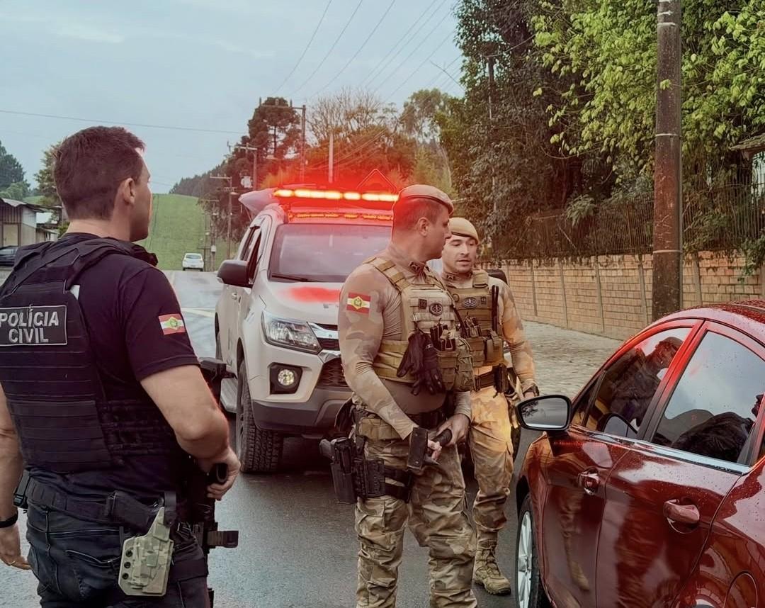 Traficante é preso após perseguição no bairro Dona Francisca