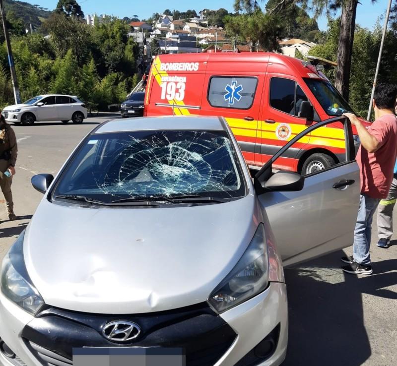 Adolescente fica ferida após colisão entre carro e patinete em Rio Negrinho