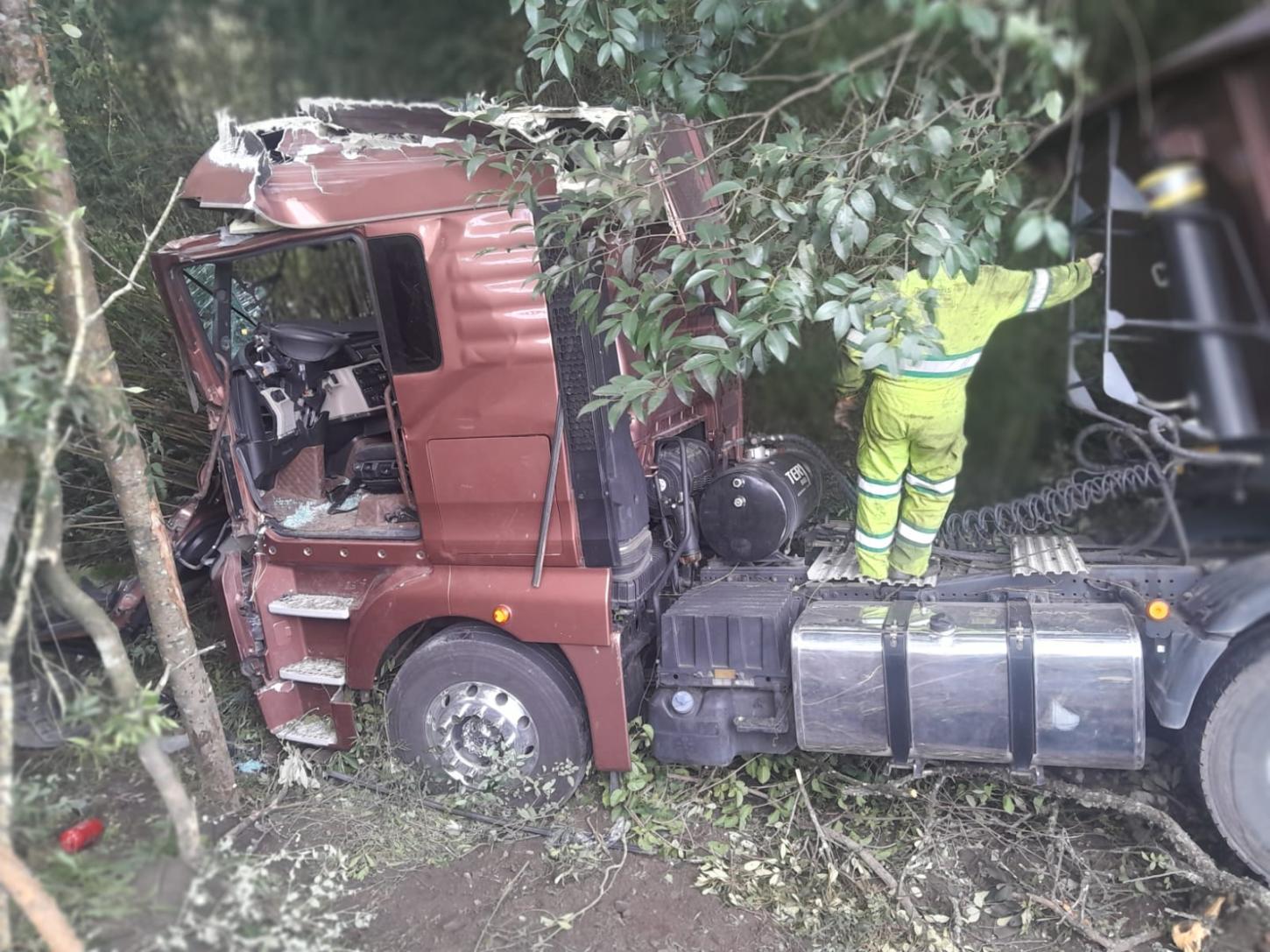 Carreta de toras se desprende e atinge carreta na BR-116 em Correia Pinto