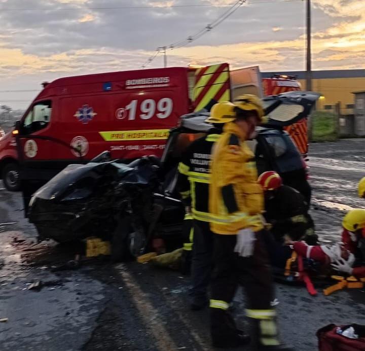 Colisão frontal na BR-280 deixa seis feridos em Araquari na manhã deste domingo