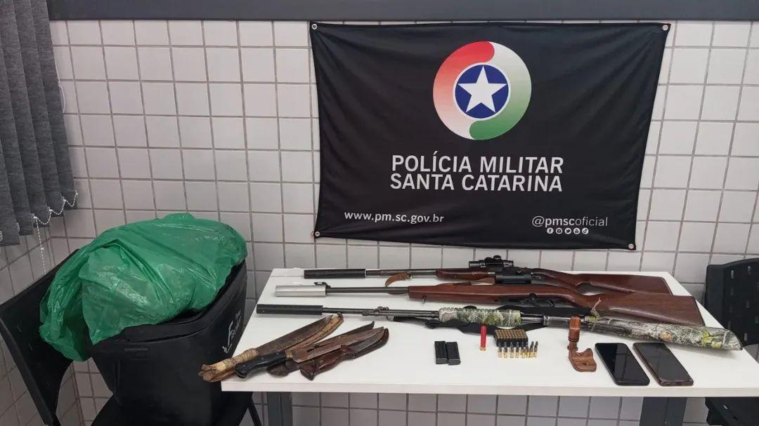 Dois homens presos com armas ilegais e carne de caça em Rio Negrinho