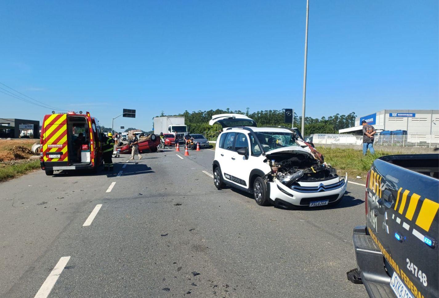 Feriadão termina com cinco mortes e 2500 infrações nas rodovias federais de SC 