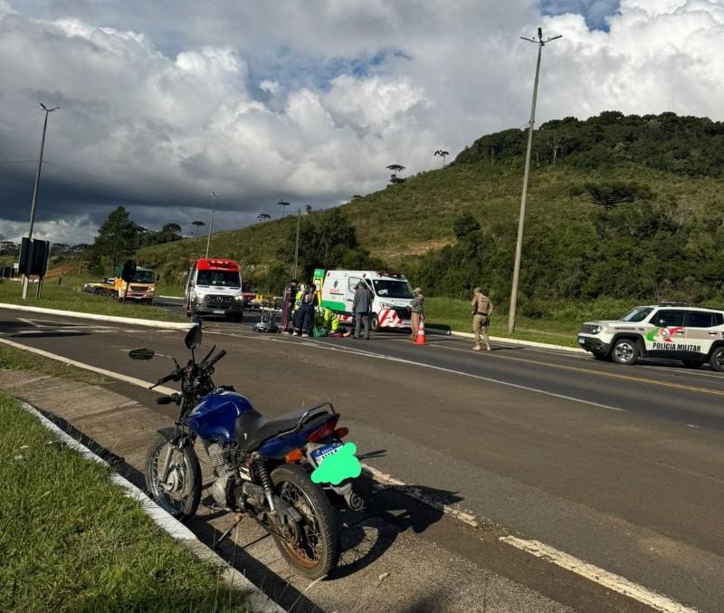 Jovem de 20 anos morre após grave acidente entre carro e moto na BR-116, em Capão Alto