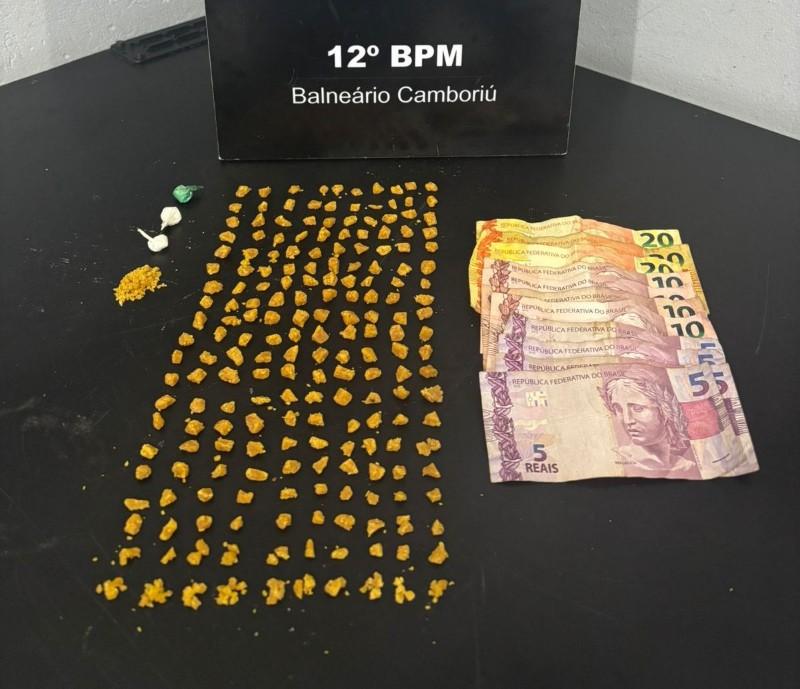 Polícia Militar flagra tráfico e prende homem com 200 porções de crack em Balneário Camboriú