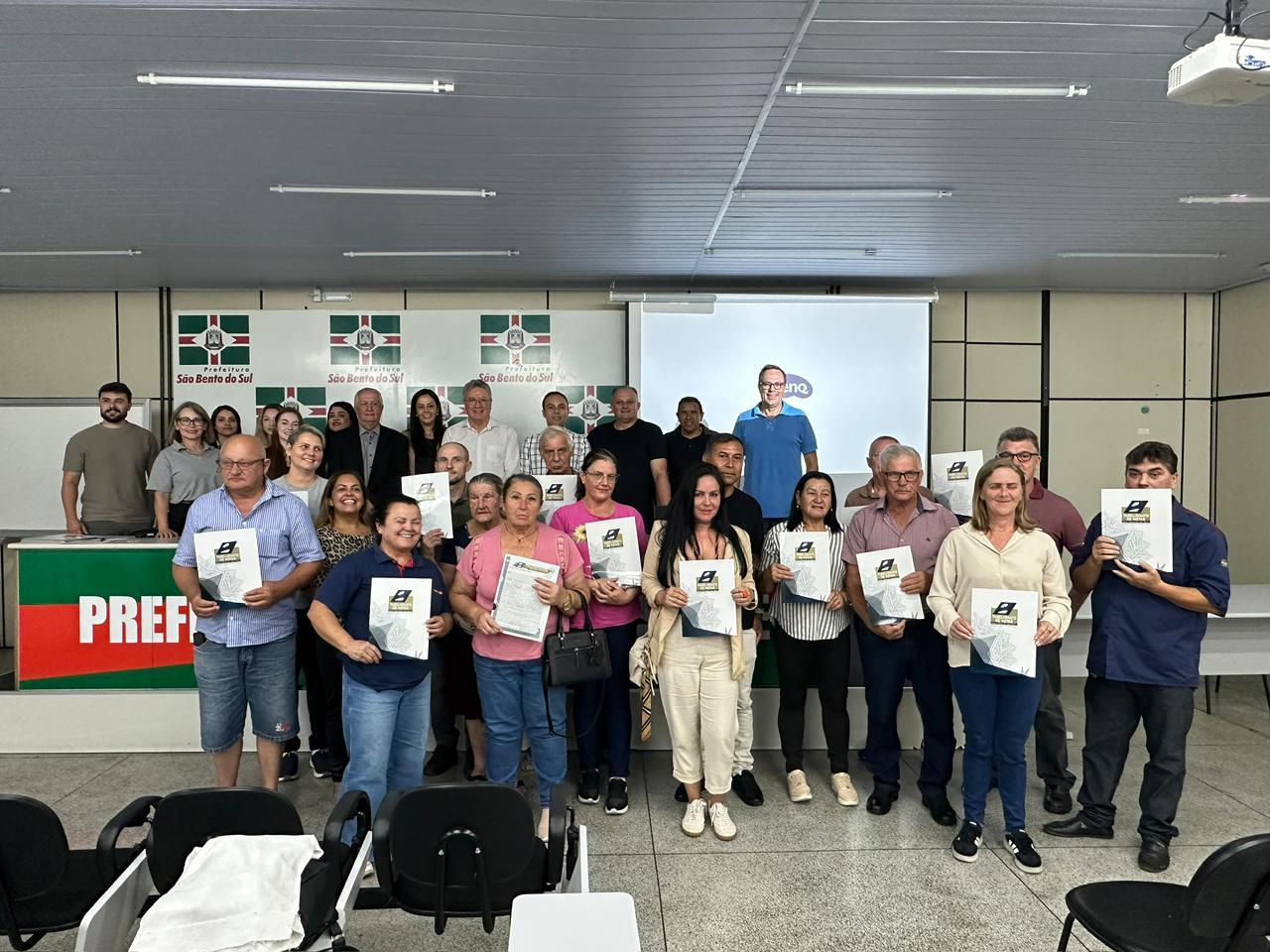 Primeiras escrituras da COHAB são entregues pelo programa de regularização da EMHAB