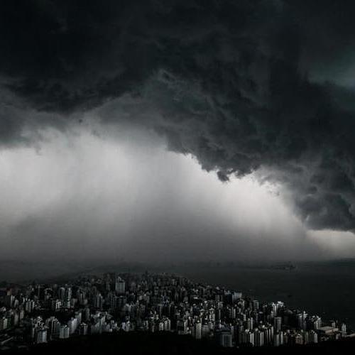 Semana começa com chuva intensa e risco elevado de temporais em SC