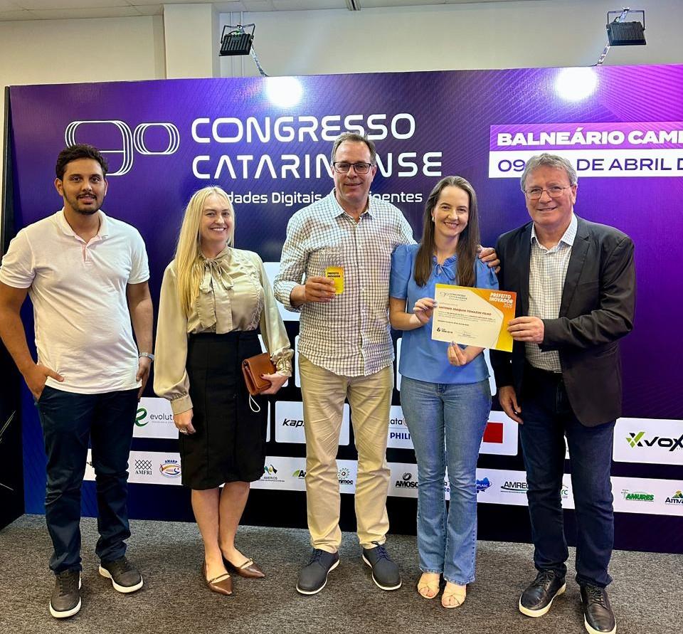 Tomazini recebe prêmio de Prefeito Inovador
