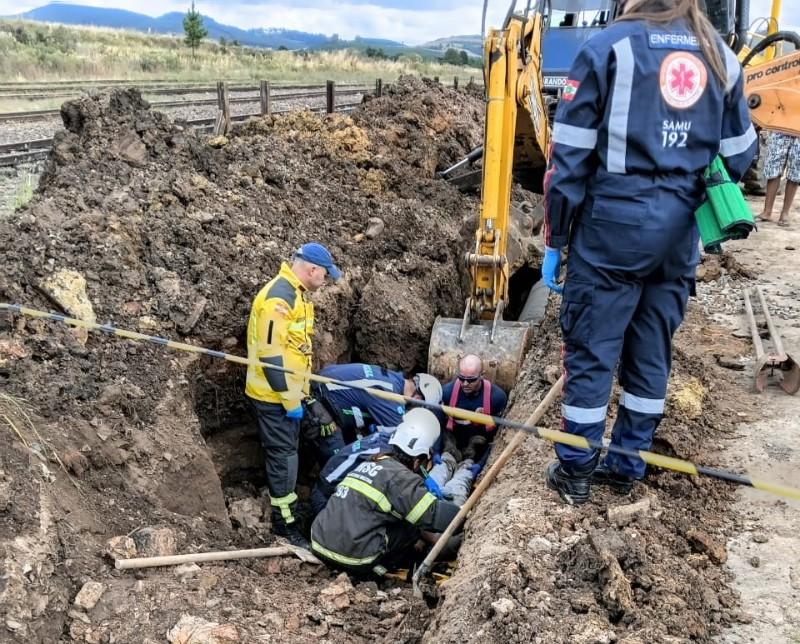 Trabalhador é resgatado após soterramento em obra no bairro Ferrovia, em Lages
