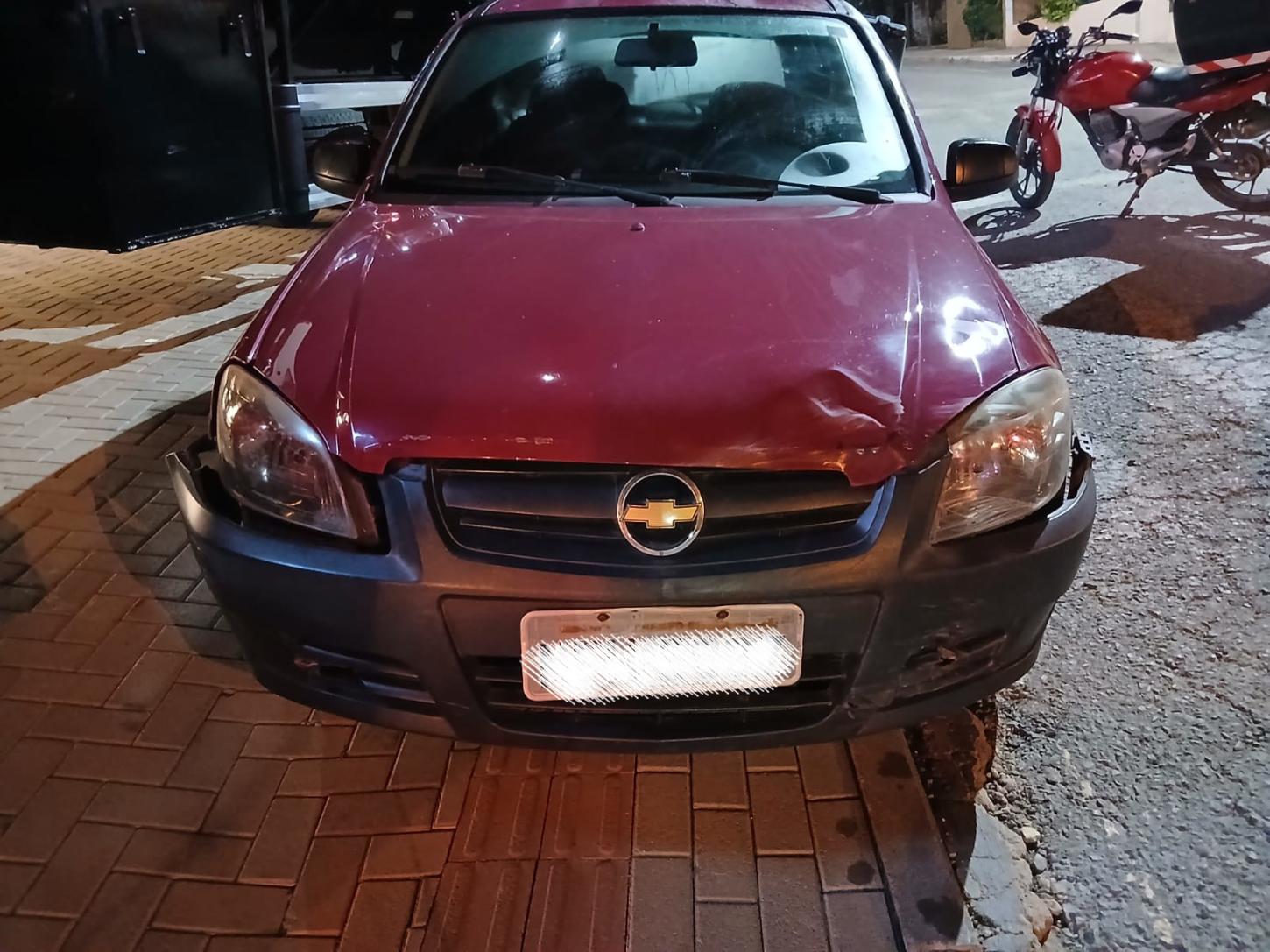 Acidente entre carro e moto deixa motociclista ferido na Avenida São Bento 