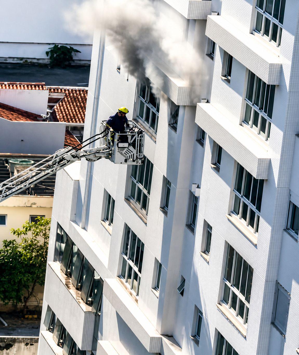 ​Bombeiros resgatam mulher e crianças de incêndio em Balneário Camboriú
