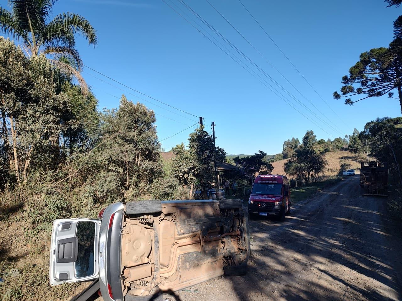 Capotamento deixa duas idosas feridas em Campo Alegre