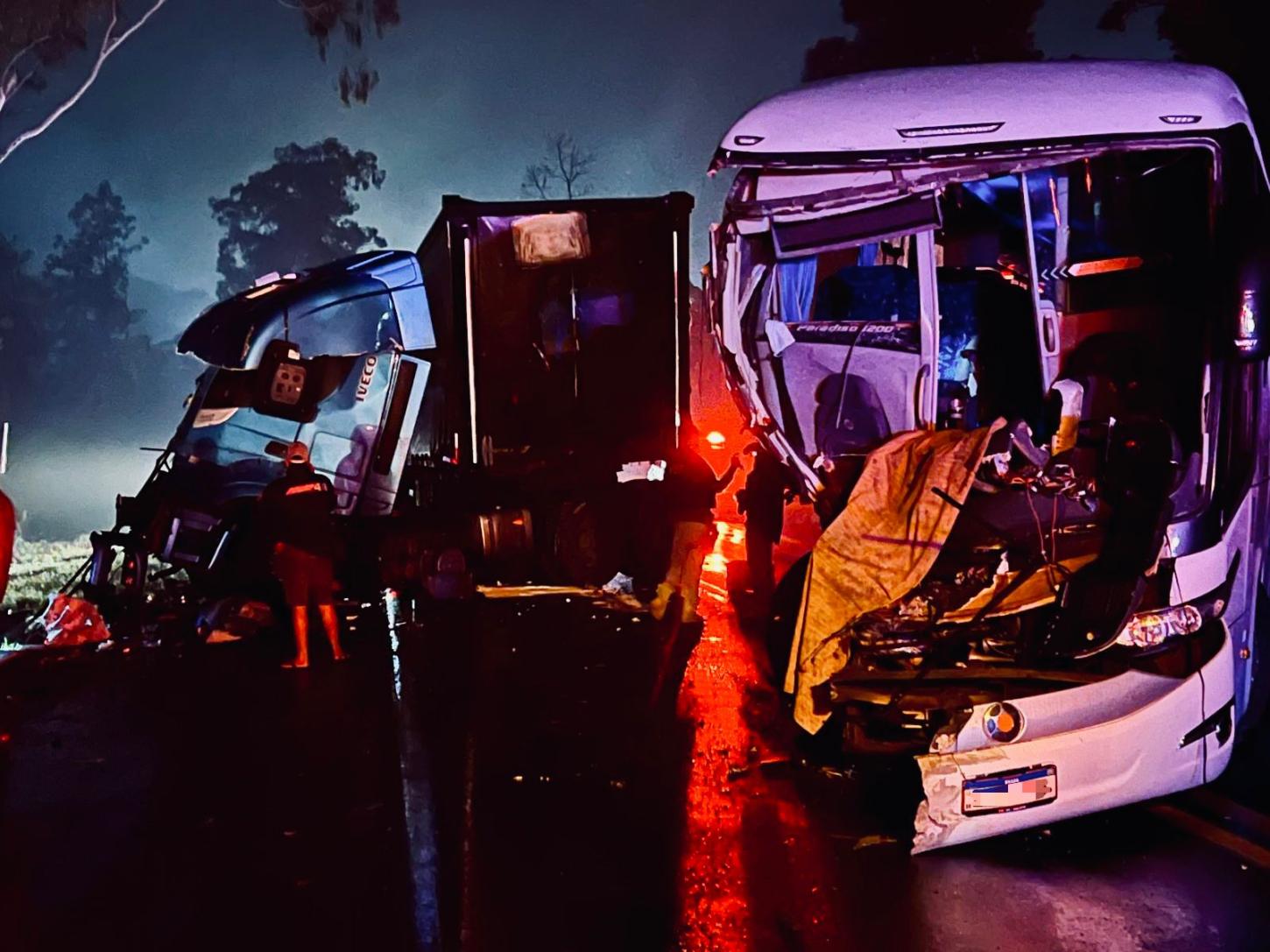 Colisão entre ônibus e carreta deixa passageiros feridos na BR-470 em Pouso Redondo