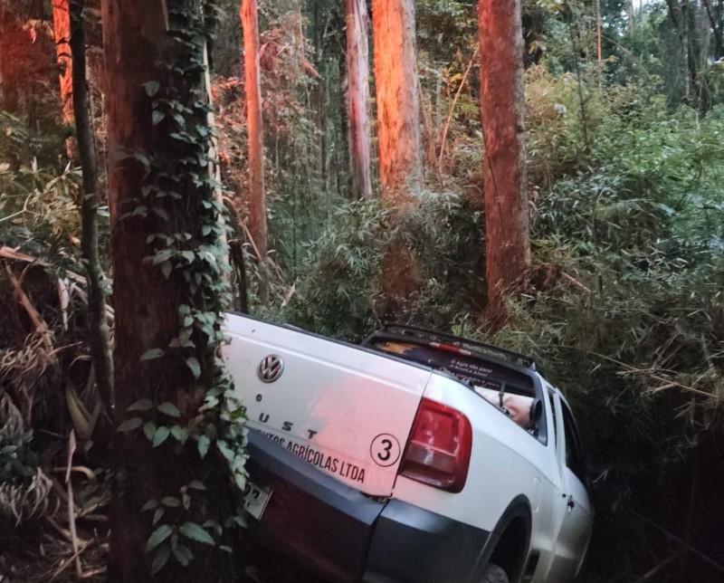Homem fica em estado crítico após carro sair da pista e colidir contra árvore em Fraiburgo