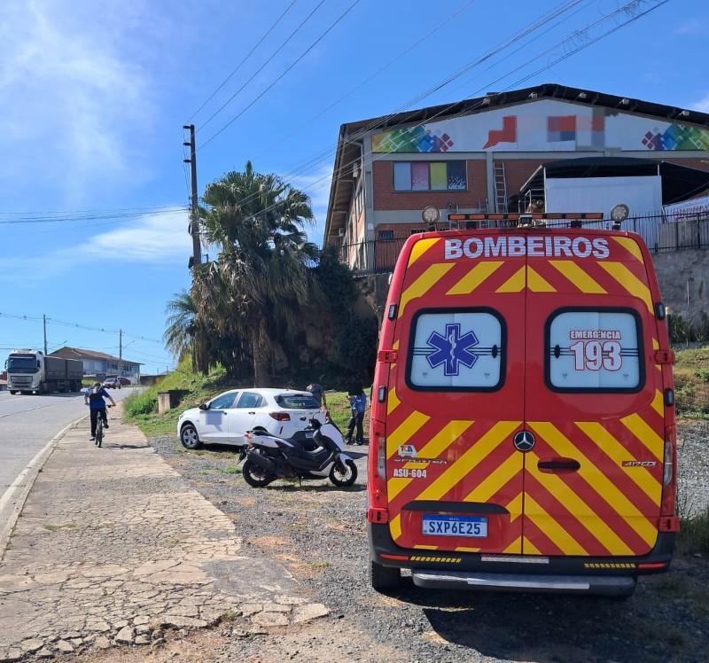 Idoso de 86 anos fica ferido após colisão entre carro e moto na SC-A280C em São Bento do Sul