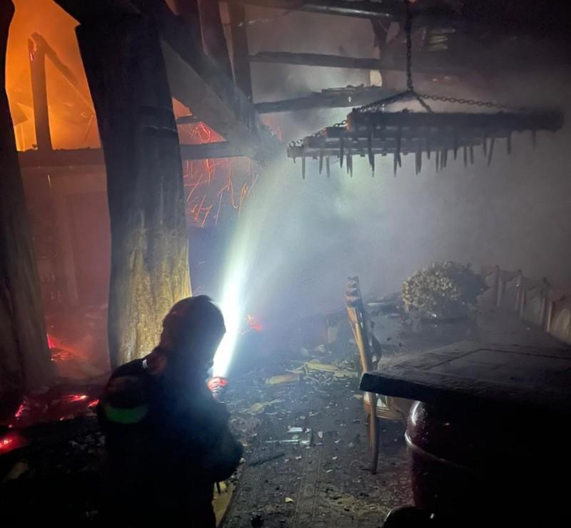 Incêndio destrói residência em condomínio de Campo Alegre durante a madrugada
