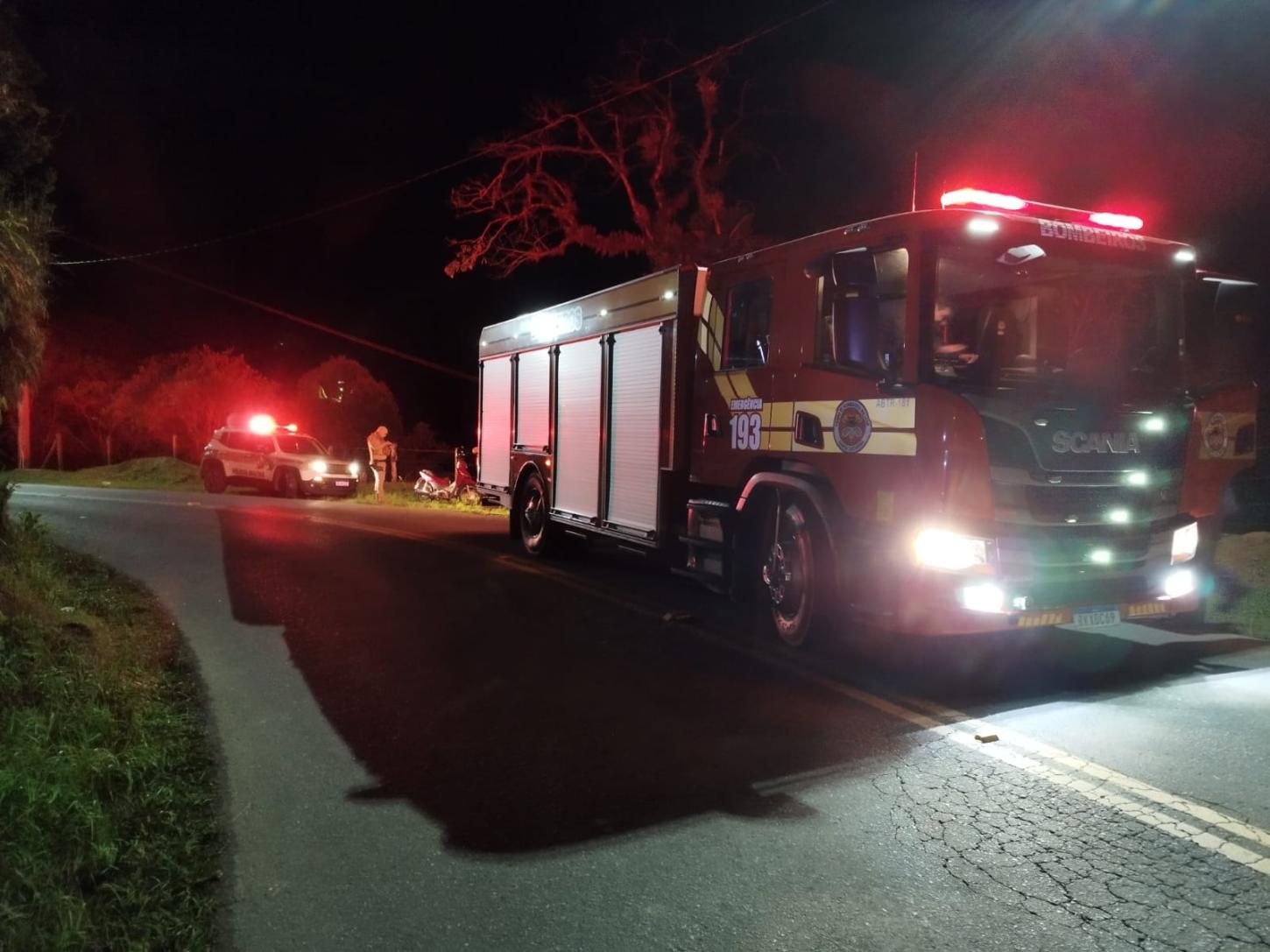 Motociclista cai em ribanceira após saída de pista no bairro Schramm