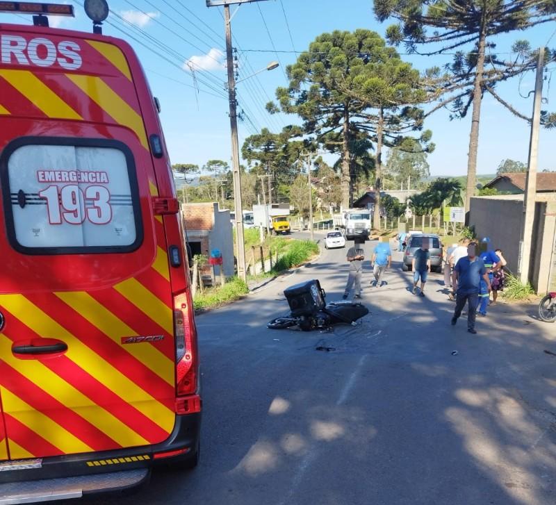 Motociclista de 20 anos sofre fratura exposta após acidente no bairro Centenário