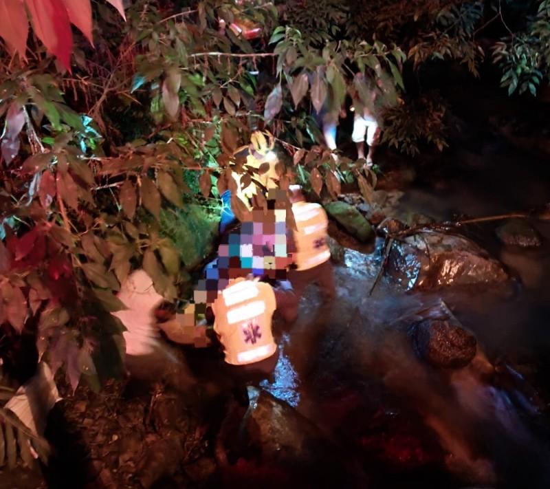 ​Motorista é resgatado em estado grave após carro cair em rio em Canelinha
