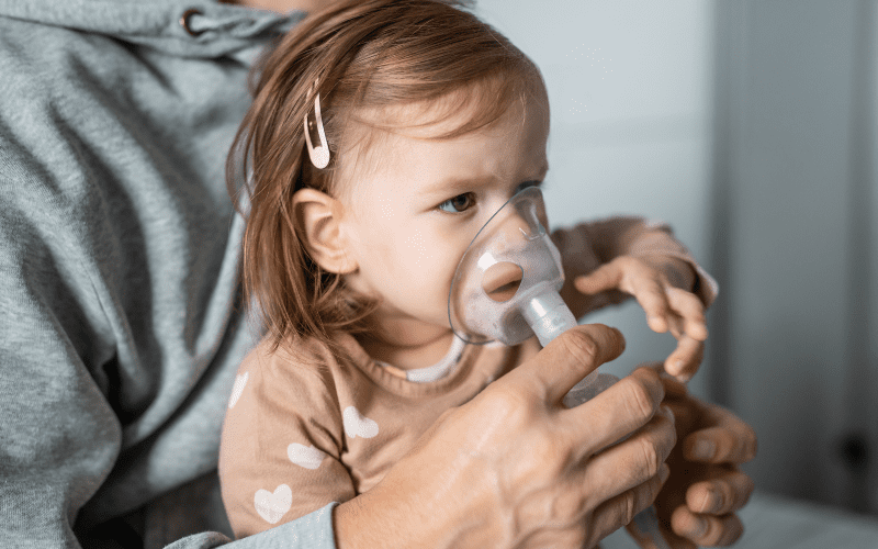 Bronquiolite em bebês preocupa no inverno e pode levar à morte em casos graves