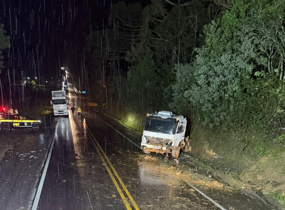 Caminhoneiro é ejetado da cabine após colisão contra barranco na BR-280, em Rio Negrinho