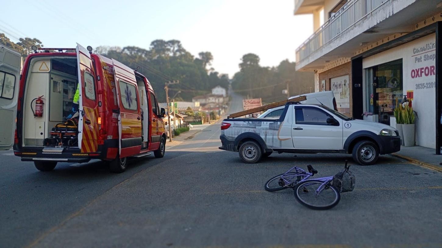 Ciclista fica ferido após colidir na traseira de carro no bairro Oxford